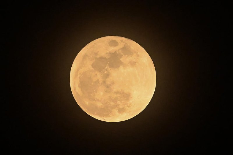 The full moon, a supermoon also known as the "Harvest Moon", rises over Singapore on September 29, 2023. (Photo by Roslan RAHMAN / AFP)Editoria: SCILocal: SingaporeIndexador: ROSLAN RAHMANSecao: natural scienceFonte: AFPFotógrafo: STF<!-- NICAID(15555032) -->