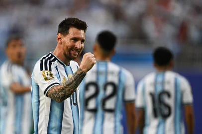 Argentina's forward #10 Lionel Messi celebrates scoring his team's first goal during the 2026 World Cup Group J football match between Argentina and Algeria at the Kansas City Stadium in Kansas City on June 16, 2026.  (Photo by Roberto SCHMIDT / AFP)<!-- NICAID(16308199) -->