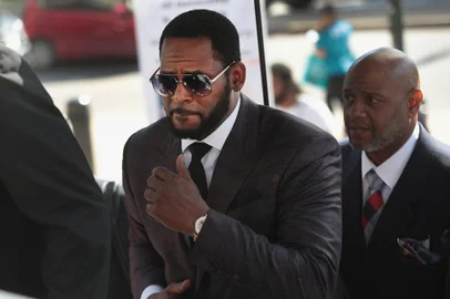 (FILES) In this file photo taken on June 26, 2019 R&B singer R. Kelly (C) arrives at the Leighton Criminal Courts Building for a hearing in Chicago, Illinois. Kelly is facing several counts of aggravated sexual abuse. - R. Kelly on September 27, 2021 was convicted of leading a decades-long sex crime ring, with a New York jury finding the superstar singer guilty on all nine charges, including racketeering. (Photo by SCOTT OLSON / GETTY IMAGES NORTH AMERICA / AFP)Editoria: ACELocal: ChicagoIndexador: SCOTT OLSONSecao: celebrityFonte: GETTY IMAGES NORTH AMERICAFotógrafo: STR<!-- NICAID(14900560) -->