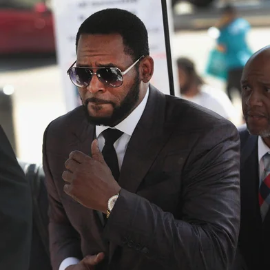 (FILES) In this file photo taken on June 26, 2019 R&B singer R. Kelly (C) arrives at the Leighton Criminal Courts Building for a hearing in Chicago, Illinois. Kelly is facing several counts of aggravated sexual abuse. - R. Kelly on September 27, 2021 was convicted of leading a decades-long sex crime ring, with a New York jury finding the superstar singer guilty on all nine charges, including racketeering. (Photo by SCOTT OLSON / GETTY IMAGES NORTH AMERICA / AFP)Editoria: ACELocal: ChicagoIndexador: SCOTT OLSONSecao: celebrityFonte: GETTY IMAGES NORTH AMERICAFotógrafo: STR<!-- NICAID(14900560) -->