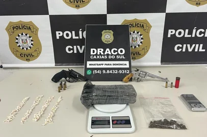 Operação de combate a crimes violentos prende 10 pessoas em Caxias do Sul. Foram apreendidos quatro armas de fogo, porções de crack, maconha e cocaína, dinheiro e uma câmera de vigilância.<!-- NICAID(15662284) -->