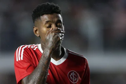 SÃO PAULO X INTERNACIONALSP - BRASILEIRÃO/SÃO PAULO X INTERNACIONAL - ESPORTES - Vitão, do Internacional, se lamenta na partida entre São Paulo e Internacional válida pela 37ª rodada do   Campeonato Brasileiro 2025, na Vila Belmiro, em Santos, na noite desta quarta-feira, 3.   03/12/2025 - Foto: GUILHERME DIONíZIO/CÓDIGO19/ESTADÃO CONTEÚDOEditoria: ESPORTESLocal: SANTOSIndexador: GUILHERME DIONíZIOFonte: CÃ³digo 19Fotógrafo: CÓDIGO19<!-- NICAID(16179867) -->