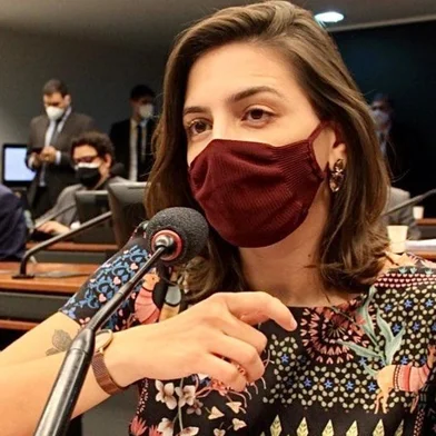 A deputada federal Natália Bonavides propôs um projeto de lei que incentiva a retirada de termos que marcam o gênero nas cerimônias de casamento.<!-- NICAID(14962593) -->