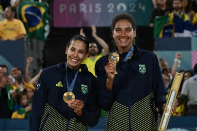 Gold medallists Eduarda Santos Lisboa (L) and Brazil's Ana Patricia Silva Ramos pose with their medals on the podium for the victory ceremony of the women's beach volleyball event during the Paris 2024 Olympic Games at the Eiffel Tower Stadium in Paris on August 9, 2024. (Photo by Jeff PACHOUD / AFP)Editoria: SPOLocal: ParisIndexador: JEFF PACHOUDSecao: volleyballFonte: AFPFotógrafo: STF<!-- NICAID(15837450) -->