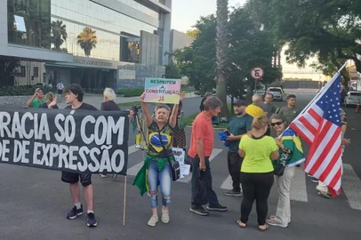 Cerca de 60 pessoas participaram de um ato no Centro Histórico de Porto Alegre no fim da tarde desta segunda-feira (20). Empunhando bandeira dos Estados Unidos e do Brasil, além de cartazes e faixas, o grupo permaneceu no cruzamento da Avenida Padre Tomé com a Rua Sete de Setembro. No local fica o quartel general do Comando Militar do Sul (CMS). <!-- NICAID(15957764) -->
