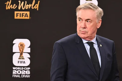 Roberto Schmidt / AFP Brazil's Italian head coach Carlo Ancelotti poses on the red carpet upon arrival to attend the draw for the 2026 FIFA Football World Cup taking place in the US, Canada and Mexico, at the Kennedy Center, in Washington, DC, on December 5, 2025. (Photo by Roberto SCHMIDT / AFP)<!-- NICAID(16181238) -->