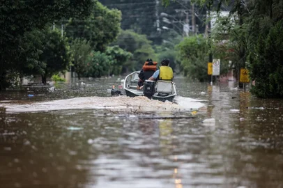 * fotos em baixa * LAJEADO, RS, BRASIL - 2023.11.18 - O Rio Taquari, em Lajeado, ultrapassou a cota de inundação na madrugada deste sábado (18) por causa do intenso volume de chuva das últimas horas, atingindo ruas e casas. <!-- NICAID(15601459) -->