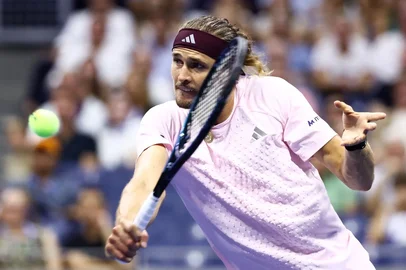 CHARLY TRIBALLEAU / AFP Alexander Zverev, tênis