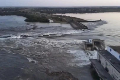 This screen grab from a video posted on Ukraine's President Volodymyr Zelensky's Twitter account on June 6, 2023 shows an aerial view of the dam of the Kakhovka Hydroelectric Power Station after it was partially destroyed. A Russian-held dam in southern Ukraine was damaged on June 6, with Kyiv and Moscow accusing each other of blowing it up while locals were forced to flee rising waters. (Photo by various sources / AFP) / -----EDITORS NOTE --- RESTRICTED TO EDITORIAL USE - MANDATORY CREDIT "AFP PHOTO /Twitter / Account of Ukraine's President Volodymyr Zelensky @ZelneskyyUa " - NO MARKETING - NO ADVERTISING CAMPAIGNS - DISTRIBUTED AS A SERVICE TO CLIENTSEditoria: WARLocal: Nova KakhovkaIndexador: -Secao: conflict (general)Fonte: TWITTER/@ZelenskyyUa Twitter accFotógrafo: Handout<!-- NICAID(15448737) -->