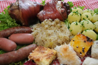 ***  Leo Munhoz -  Gastronomia Alemã  ***Prato Variado.<!-- NICAID(439940) -->