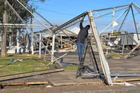 Cerca de mil famílias estão sem luz, em Arroio do Sal, no Litoral Norte. De acordo com a Defesa Civil que trabalha no levantamento dos prejuízos, ao menos 30 postes de energia elétrica foram derrubados com a força do vento durante a noite de segunda-feira(28) e madrugada desta terça-feira (29).<!-- NICAID(16089966) -->