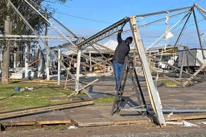 Cerca de mil famílias estão sem luz, em Arroio do Sal, no Litoral Norte. De acordo com a Defesa Civil que trabalha no levantamento dos prejuízos, ao menos 30 postes de energia elétrica foram derrubados com a força do vento durante a noite de segunda-feira(28) e madrugada desta terça-feira (29).<!-- NICAID(16089966) -->