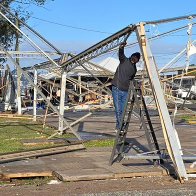 Cerca de mil famílias estão sem luz, em Arroio do Sal, no Litoral Norte. De acordo com a Defesa Civil que trabalha no levantamento dos prejuízos, ao menos 30 postes de energia elétrica foram derrubados com a força do vento durante a noite de segunda-feira(28) e madrugada desta terça-feira (29).<!-- NICAID(16089966) -->