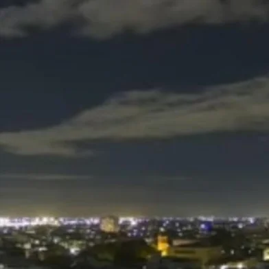 Luzes de origem desconhecida são avistadas por pilotos no céu de Porto Alegre pelo quinto dia consecutivo.<!-- NICAID(15259429) -->