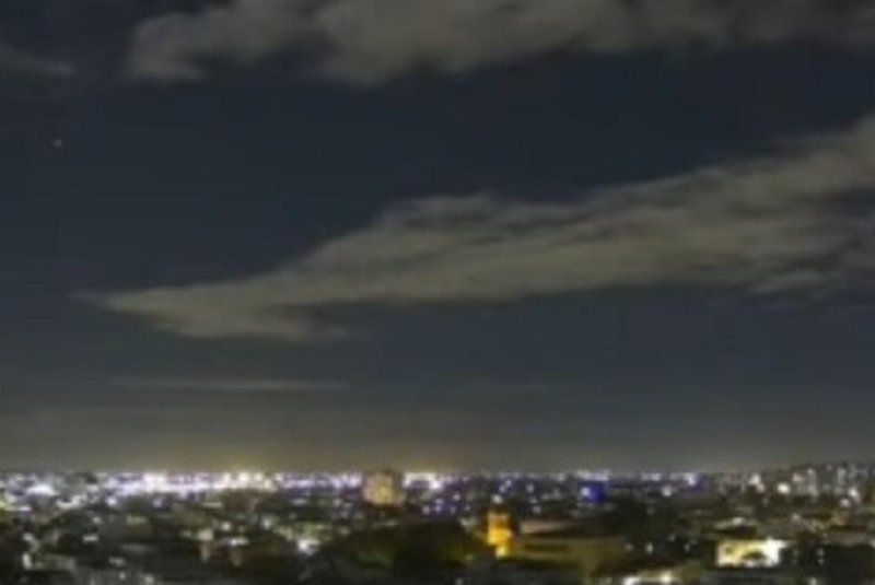 Luzes de origem desconhecida são avistadas por pilotos no céu de Porto Alegre pelo quinto dia consecutivo.<!-- NICAID(15259429) -->