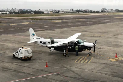 Azul começa a operar voos com destino a oito cidades do interior do RS. Uma solenidade ocorreu no saguão do aeroporto Salgado Filho, com a presença do governador Eduardo Leite, do vice-governador Ranolfo Vieira Júnior, de secretários, deputados e representantes da Azul e da concessionária Fraport.Foto: Eduardo Pinzon/ Agência RBS<!-- NICAID(14851319) -->
