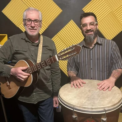 O projeto Concertos ao Entardecer volta em mais uma edição no próximo domingo, 21 de setembro, proporcionando um encontro musical bastante inusitado: a sonoridade da viola, instrumento profundamente ligado à cultura rural brasileira, com a força rítmica do tambor de sopapo (ou tambor-rei afro-gaúcho), tradicional da região de Pelotas e um dos símbolos da herança negra no sul do Brasil. Para interpretá-los, respectivamente, sobem ao palco da Sede Social do Recreio da Juventude, a partir das 18h, os músicos Valdir Verona e Vitinho Manzke. A entrada é franca.<!-- NICAID(16125887) -->