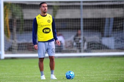 CAXIAS DO SUL, RS, BRASIL, 10/05/2023. Treino do Caxias no CT Baixada Rubra Vanderlei Bersaghi. O Caxias está disputando a série D do Campeonato Brasileiro. Na foto, zagueiro Dirceu. (Porthus Junior/Agência RBS)Indexador:                                 <!-- NICAID(15425268) -->