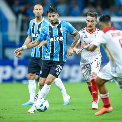 RS - FUTEBOL/CONMEBOL SULAMERICANA 2025 /GREMIO X LDU - ESPORTES - Lance da partida entre Gremio e Atletico Grau, disputada na noite desta terca-feira, na Arena do Gremio, valida pela Copa Sul-americana 2025. Na foto, Villasanti. FOTO: LUCAS UEBEL/GREMIO FBPA<!-- NICAID(16013135) -->