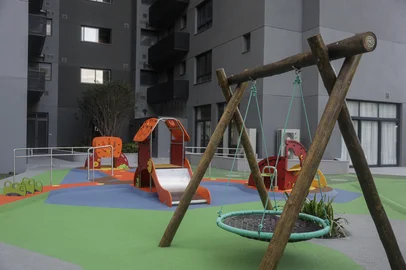 PORTO ALEGRE, RS, BRASIL, 25-07-2025: Playground. Condominio The Park, no bairro Rio Branco, com apartamentos com 3 suites, de 141 a 219 metros quadrados. Devido a quedas frequentes de energia, condominios em Porto Alegre comecam a ser construidos com gerador. Foto: Mateus Bruxel/Agencia RBSIndexador: MATEUS BRUXEL<!-- NICAID(16088052) -->