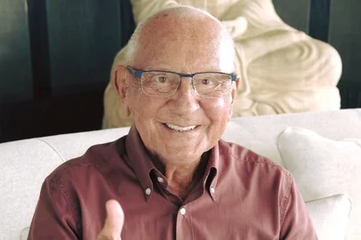 Conhecido com o "melhor juiz do mundo", Frank Caprio morreu na quarta-feira (20), aos 88 anos, Nos Estados Unidos, vítima de um câncer de pâncreas. A notícia foi confirmada pelo filho de Caprio, em um vídeo nas redes sociais do juiz.<!-- NICAID(16106590) -->