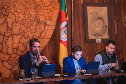 31.05.2023 - Reunião do Conselho de Secretários do governo.PORTO ALEGRE, RS, BRASIL - 31.05.2023 - Governador Eduardo Leite e o vice-governador, Gabriel Souza, coordenam, na manhã desta quarta-feira, 31, reunião do Conselho de Secretários do governo, no Galpão Crioulo.Foto: Joel Vargas / GVG