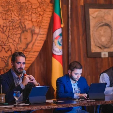 31.05.2023 - Reunião do Conselho de Secretários do governo.PORTO ALEGRE, RS, BRASIL - 31.05.2023 - Governador Eduardo Leite e o vice-governador, Gabriel Souza, coordenam, na manhã desta quarta-feira, 31, reunião do Conselho de Secretários do governo, no Galpão Crioulo.Foto: Joel Vargas / GVG