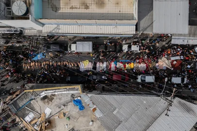 Corpos enfileirados em praÃ§a na PenhaRIO DE JANEIRO, RJ, 29.10.2025 – VIOLÊNCIA-RIO - Corpos de homens mortos em confronto com a polícia na terça-feira (28), no Complexo da Penha, zona norte do Rio de Janeiro. A operação nos complexos da Penha e do Alemão deixou 64 mortos, número recorde em ações policiais no estado. (Foto: Eduardo Anizelli/Folhapress)<!-- NICAID(16156492) -->