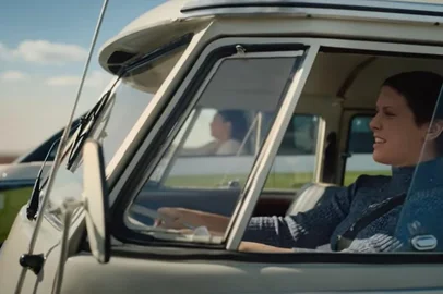 A Volskwagen do Brasil criou um filme publicitário com uso de Inteligência Artificial (IA) em que aparece Elis Regina, falecida em 1982, cantando ao lado da filha, Maria Rita<!-- NICAID(15472941) -->