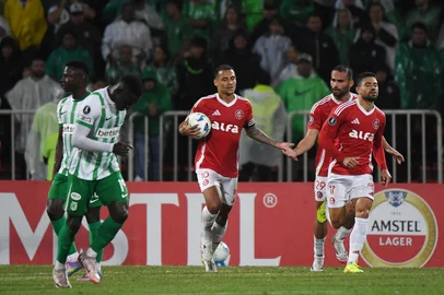 Internacional's midfielder #10 Alan Patrick celebrates with his teammate Internacional's midfielder #29 Thiago Maia after scoring his team's first goal during the Copa Libertadores group stage first round football match between Colombia's Atletico Nacional and Brazil's Internacional at the Atanasio Girardot stadium in Medellin, Antioquia department, Colombia, (Photo by Jaime SALDARRIAGA / AFP)Editoria: SPOLocal: MedellínIndexador: JAIME SALDARRIAGASecao: soccerFonte: AFPFotógrafo: STR<!-- NICAID(16033577) -->