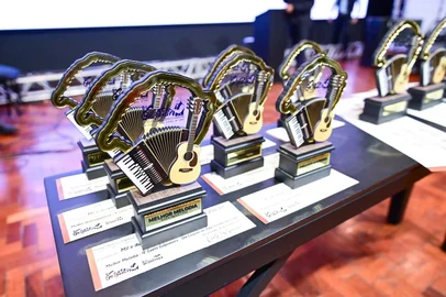 Imagem de trofeús de Canto Galponeiro. <!-- NICAID(16387898) -->