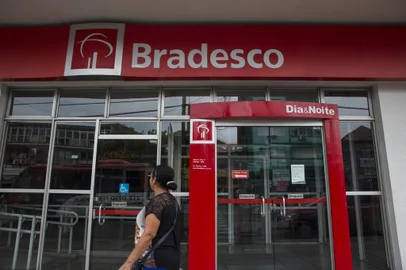 PORTO ALEGRE, RS, BRASIL, 12/01/2019: Agência do Bradesco na Avenida Azenha sofreu tentativa de assalto na madrugada de sábado. (CAMILA DOMINGUES/AGÊNCIA RBS)<!-- NICAID(13912492) -->