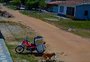 Cachorro furta pedido durante entrega, deixa motoboy confuso e cliente sem comida