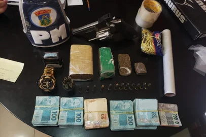 Duas pessoas são presas em operação contra detento que coordenava tráfico e ameaçava vítima de dentro da Pasc <!-- NICAID(14704301) -->