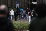PORTO ALEGRE, RS, BRASIL, 09-11-2025: Candidatos chegam para primeira etapa da prova do Enem no campus da PUCRS. Foto Jonathan Heckler/Agência RBS<!-- NICAID(16163820) -->