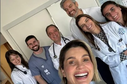 Flávia Alessandra publicou foto com a equipe médica do marido, Otaviano Costa, após ele revelar aneurisma<!-- NICAID(15825446) -->