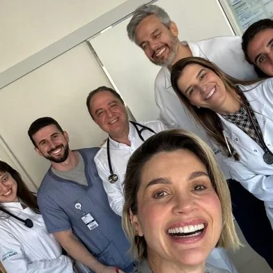 Flávia Alessandra publicou foto com a equipe médica do marido, Otaviano Costa, após ele revelar aneurisma<!-- NICAID(15825446) -->