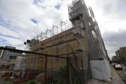 CAXIAS DO SUL, RS, BRASIL, 24/01/2025. Fachada da igreja Santo Sepulcro que está em obras. Restauro está previsto para ser entregue em maio, dentro das comemorações dos 150 anos da imigração italiana. (Porthus Junior/Agência RBS)<!-- NICAID(15961141) -->