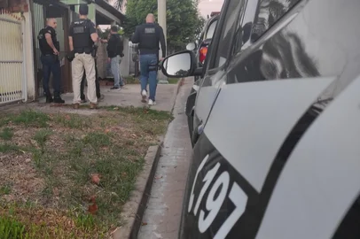 Polícia prende três suspeitos de ameaçarem e manterem mulheres reféns durante roubo a residência em CanoasO crime ocorreu no ano passado, quando três mulheres foram rendidas com uso de armas de fogo e facas. A investigação segue para verificar possível envolvimento deles em outros crimes<!-- NICAID(16000929) -->