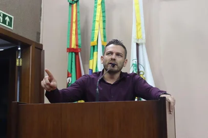 O vereador Wagner Petrini/PSB usou o espaço do grande expediente da sessão ordinária desta quinta-feira (16/02) para se despedir, temporariamente, da Câmara Municipal. O parlamentar solicitou licença para assumir a Secretaria Municipal da Habitação, a partir da semana que vem. Ele também ressaltou pontos que pretende trabalhar no comando da pasta.<!-- NICAID(15351701) -->