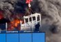 Vídeo mostra momento em que operário é resgatado de arranha-céu em chamas no Reino Unido