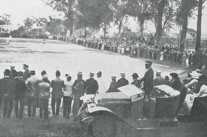 Jogo na Chácara dos Eucaliptos, campo do Inter, em 9 de maio de 1918.Vitória por 5 a 3 contra o Grêmio.<!-- NICAID(16004478) -->