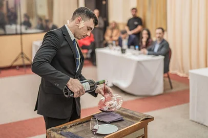 Lucas Manzoni Uliana é o melhor sommelier do Rio Grande do Sul em 2025 <!-- NICAID(16056418) -->