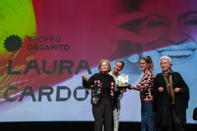 18/08/2023 - 51Âº Festival de Cinema de Gramado - Atriz Laura Cardoso recebe o trofÃ©u Oscarito, entregue por Ingrid GuimarÃ£es, Lucy Barreto e Alice Braga / Foto: Edison Vara/AgÃªncia Pressphoto<!-- NICAID(15514710) -->