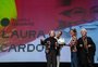 Laura Cardoso recebe o Troféu Oscarito no Festival de Gramado