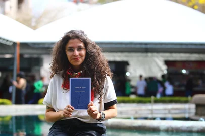 CAXIAS DO SUL, RS, BRASIL, 09/10/2025. 41ª Feira do Livro de Caxias na Praça Dante Alighieri. Escritora Diuli de Castilhos, semifinalista do prêmio Jabuti 2025, apresenta "Kitnet de vidro" na Feira do Livro de Caxias do Sul. (Porthus Junior/Agência RBS)<!-- NICAID(16142802) -->