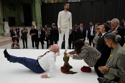 Brazil's President Luiz Inacio Lula da Silva tries to replicate a move by acrobats during a visit to an exhibition as part of his state visit to , on June 6, 2025 at the Grand Palais museum in Paris. (Photo by Michel Euler / POOL / AFP)Editoria: POLLocal: ParisIndexador: MICHEL EULERSecao: diplomacyFonte: POOLFotógrafo: STF<!-- NICAID(16054159) -->