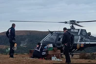 Uma criança caiu do Cânion Fortaleza, em Cambará do Sul, nesta quinta-feira (10). O Corpo de Bombeiros foi acionado no início da tarde para a busca da menina, que não teve a idade revelada. Um helicóptero da Polícia Civil de Criciúma (SC) está auxiliando nas buscas. <!-- NICAID(16077790) -->