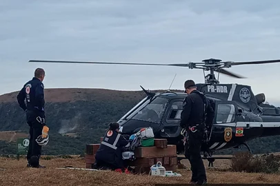 Uma criança caiu do Cânion Fortaleza, em Cambará do Sul, nesta quinta-feira (10). O Corpo de Bombeiros foi acionado no início da tarde para a busca da menina, que não teve a idade revelada. Um helicóptero da Polícia Civil de Criciúma (SC) está auxiliando nas buscas. <!-- NICAID(16077790) -->
