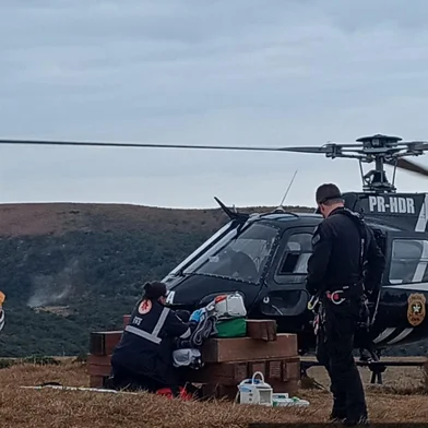 Uma criança caiu do Cânion Fortaleza, em Cambará do Sul, nesta quinta-feira (10). O Corpo de Bombeiros foi acionado no início da tarde para a busca da menina, que não teve a idade revelada. Um helicóptero da Polícia Civil de Criciúma (SC) está auxiliando nas buscas. <!-- NICAID(16077790) -->
